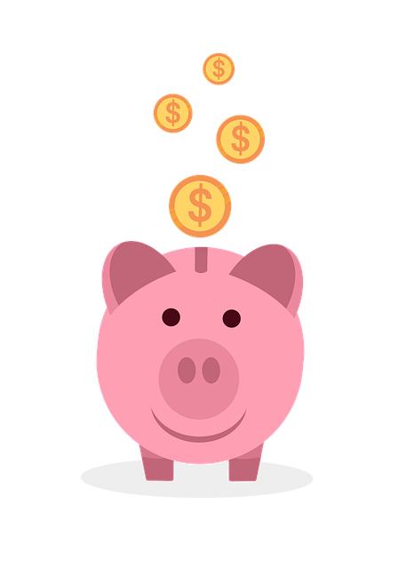 Cofrinho de porquinho recebendo moedas, representando o ato de economizar dinheiro